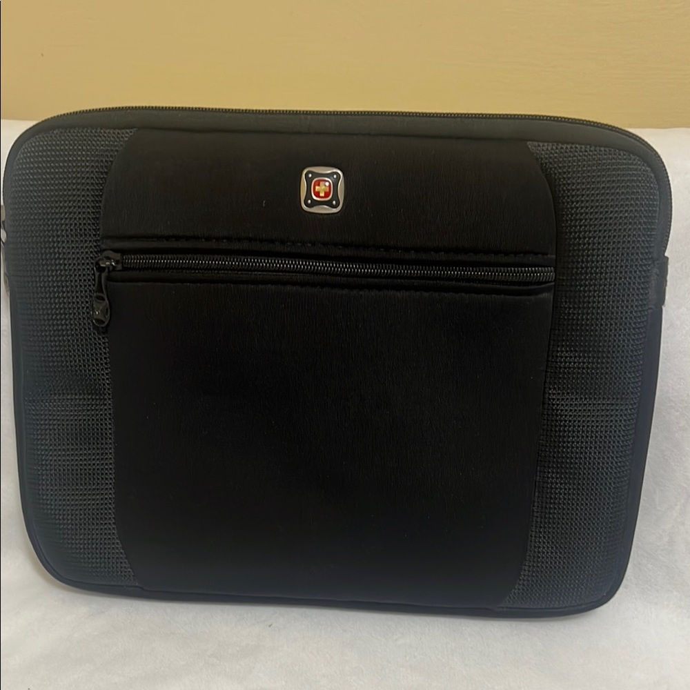SwissGear Black Tablet Bag with Sleek Design 9.5x11.5